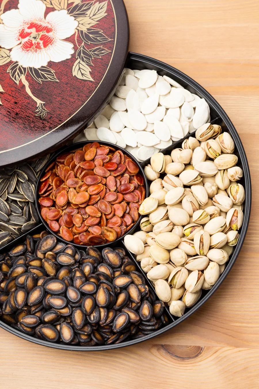 מדפי חנות בוטיק עם מוצרים טבעיים